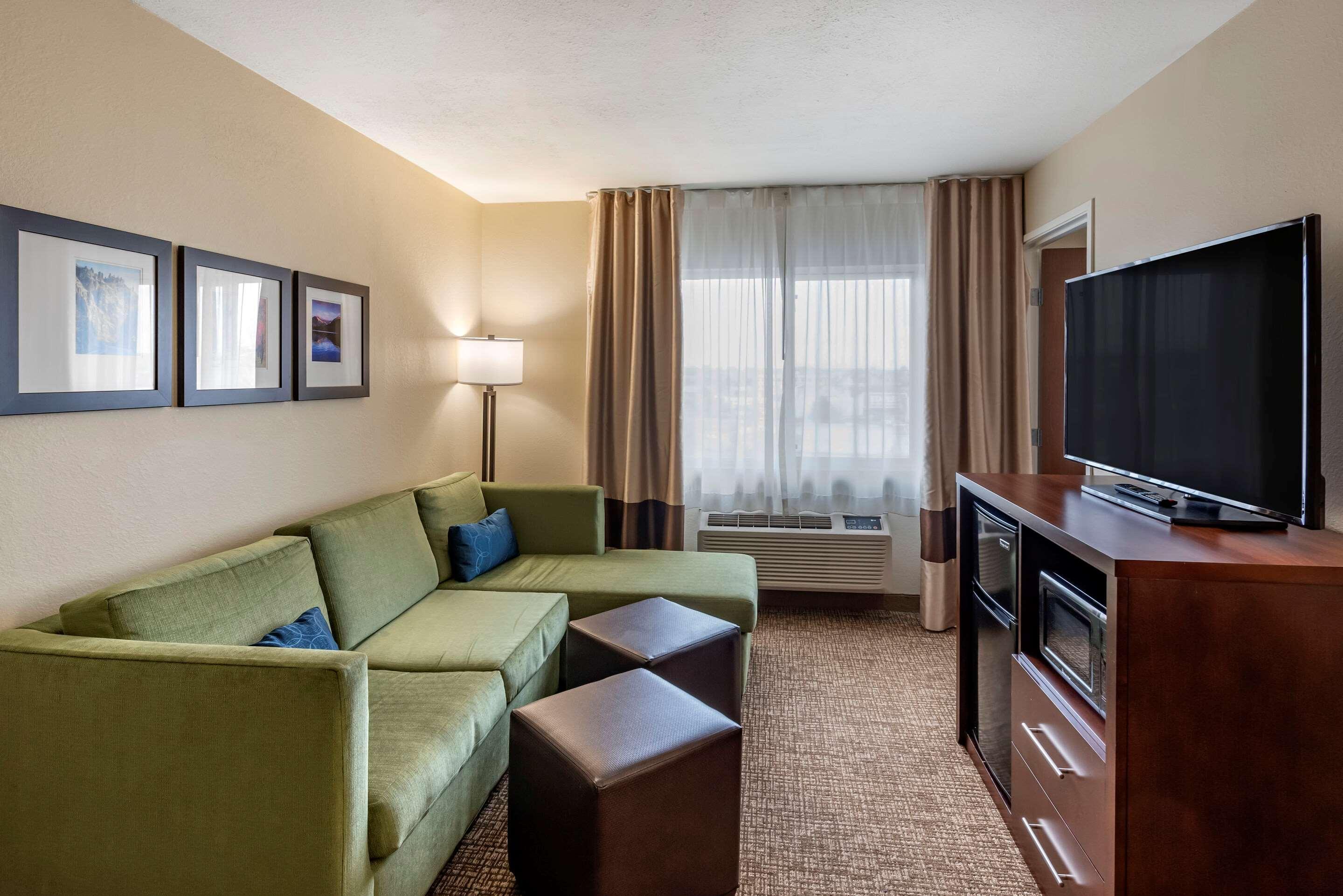 Comfort Inn & Suites Pueblo Esterno foto