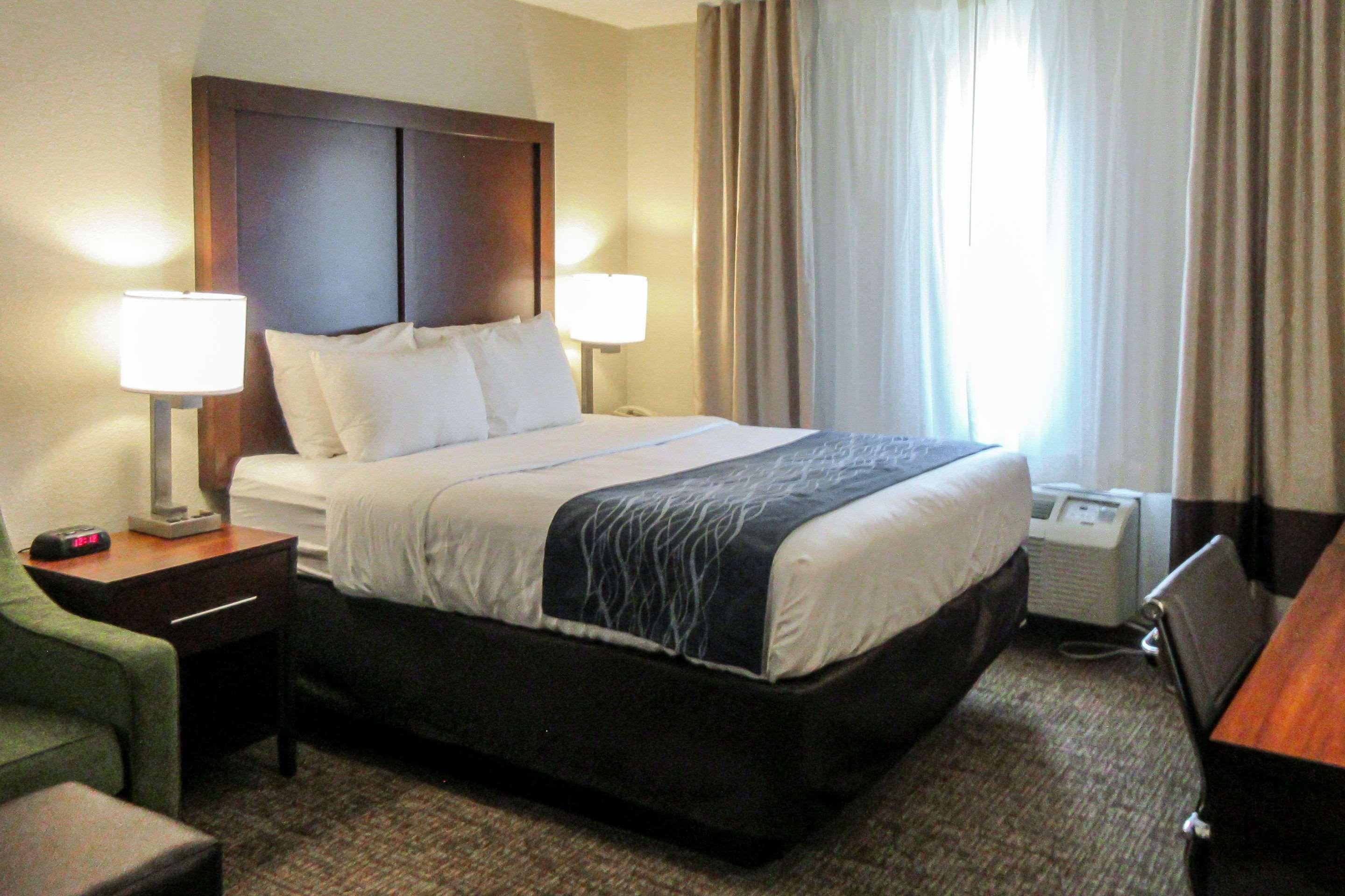 Comfort Inn & Suites Pueblo Esterno foto