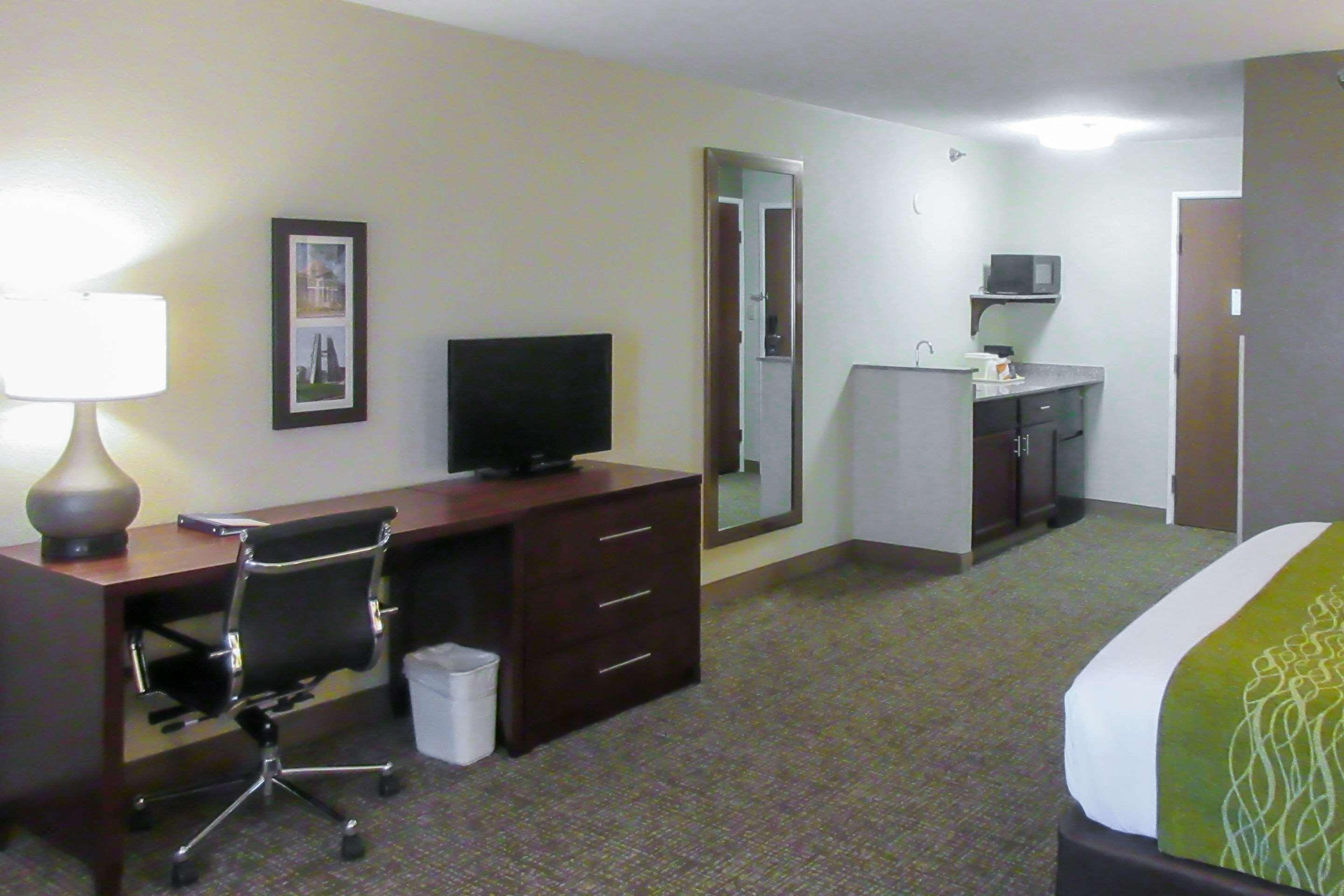 Comfort Inn & Suites Pueblo Esterno foto