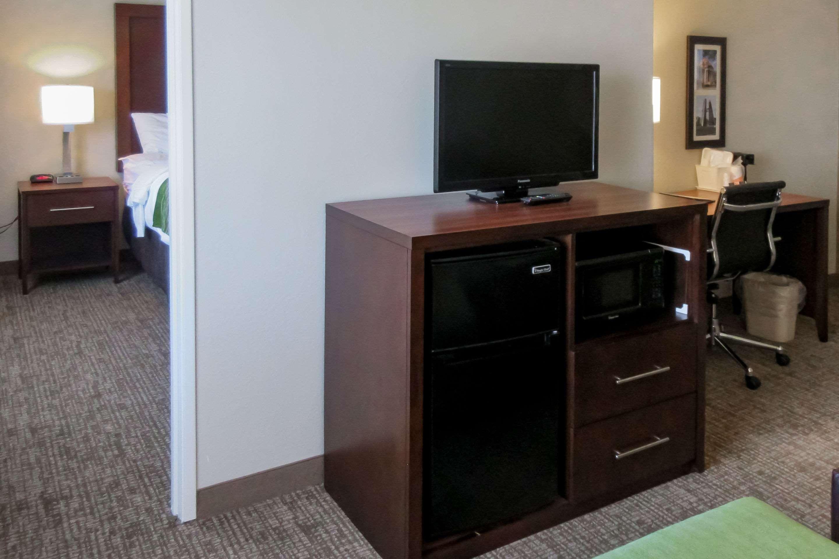 Comfort Inn & Suites Pueblo Esterno foto