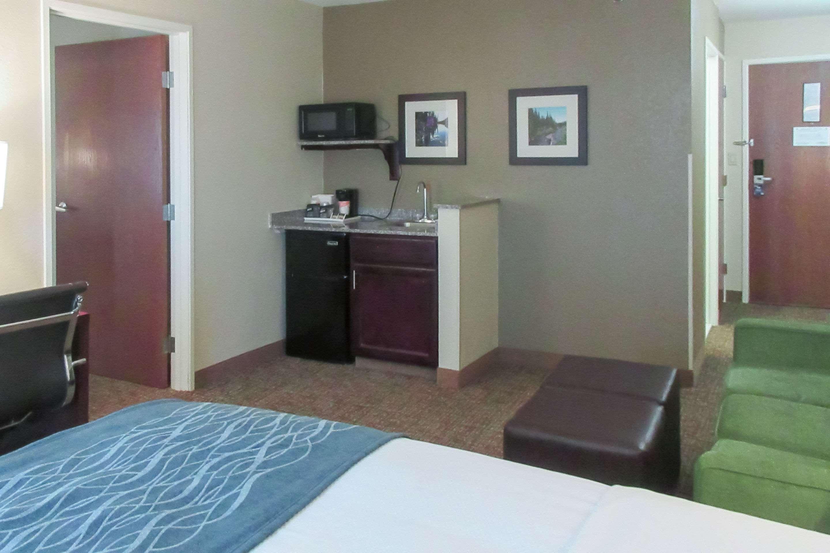 Comfort Inn & Suites Pueblo Esterno foto