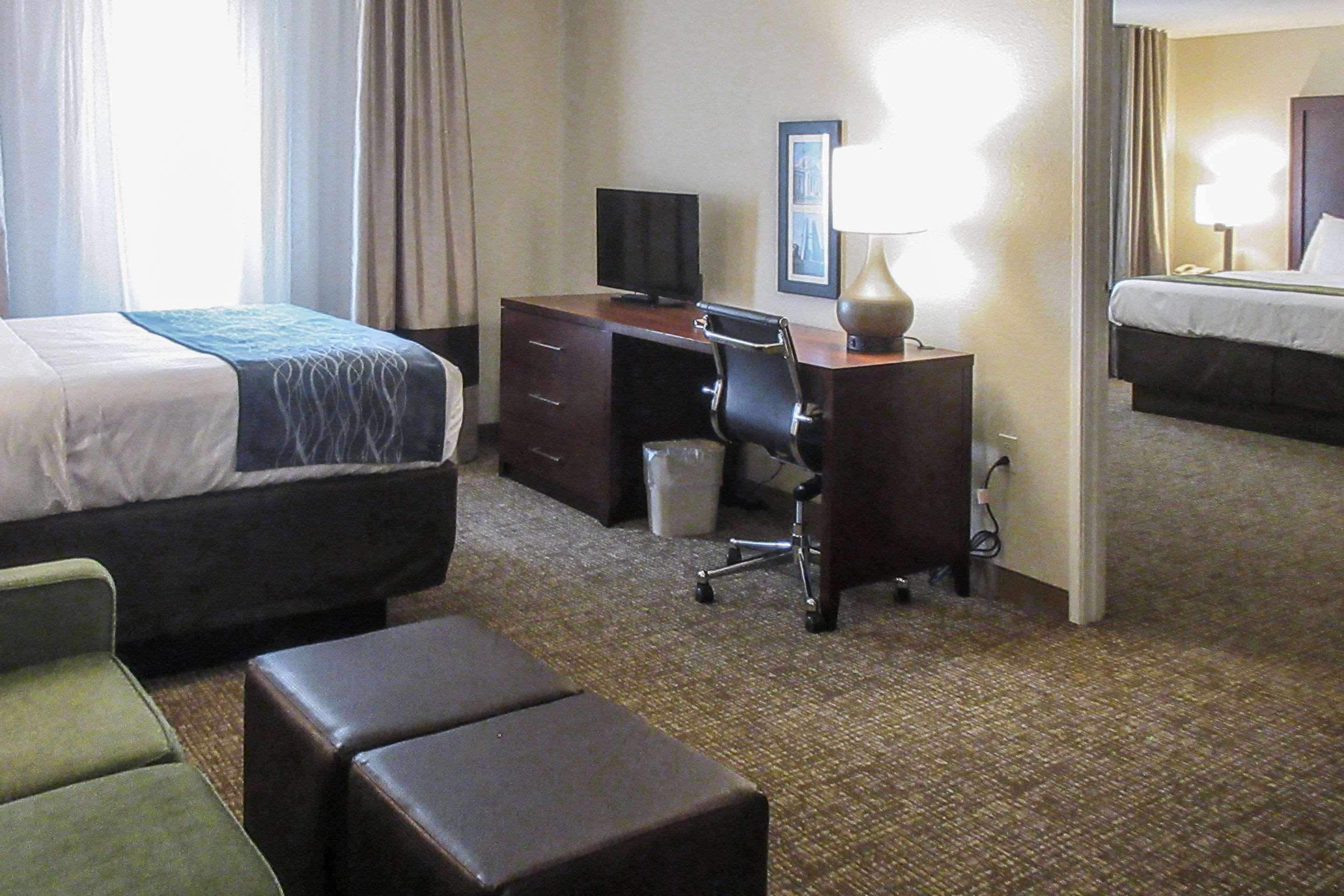 Comfort Inn & Suites Pueblo Esterno foto