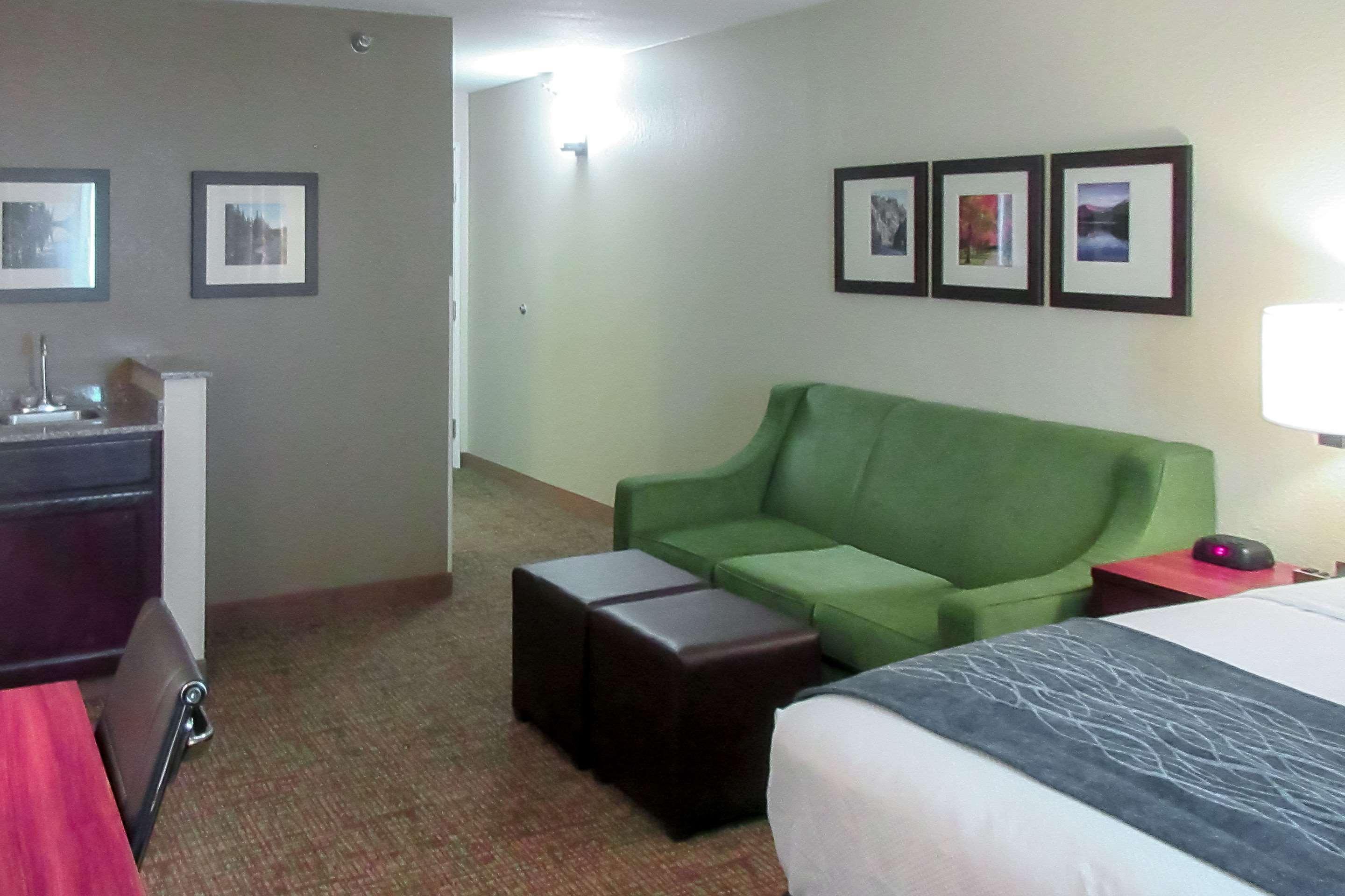 Comfort Inn & Suites Pueblo Esterno foto