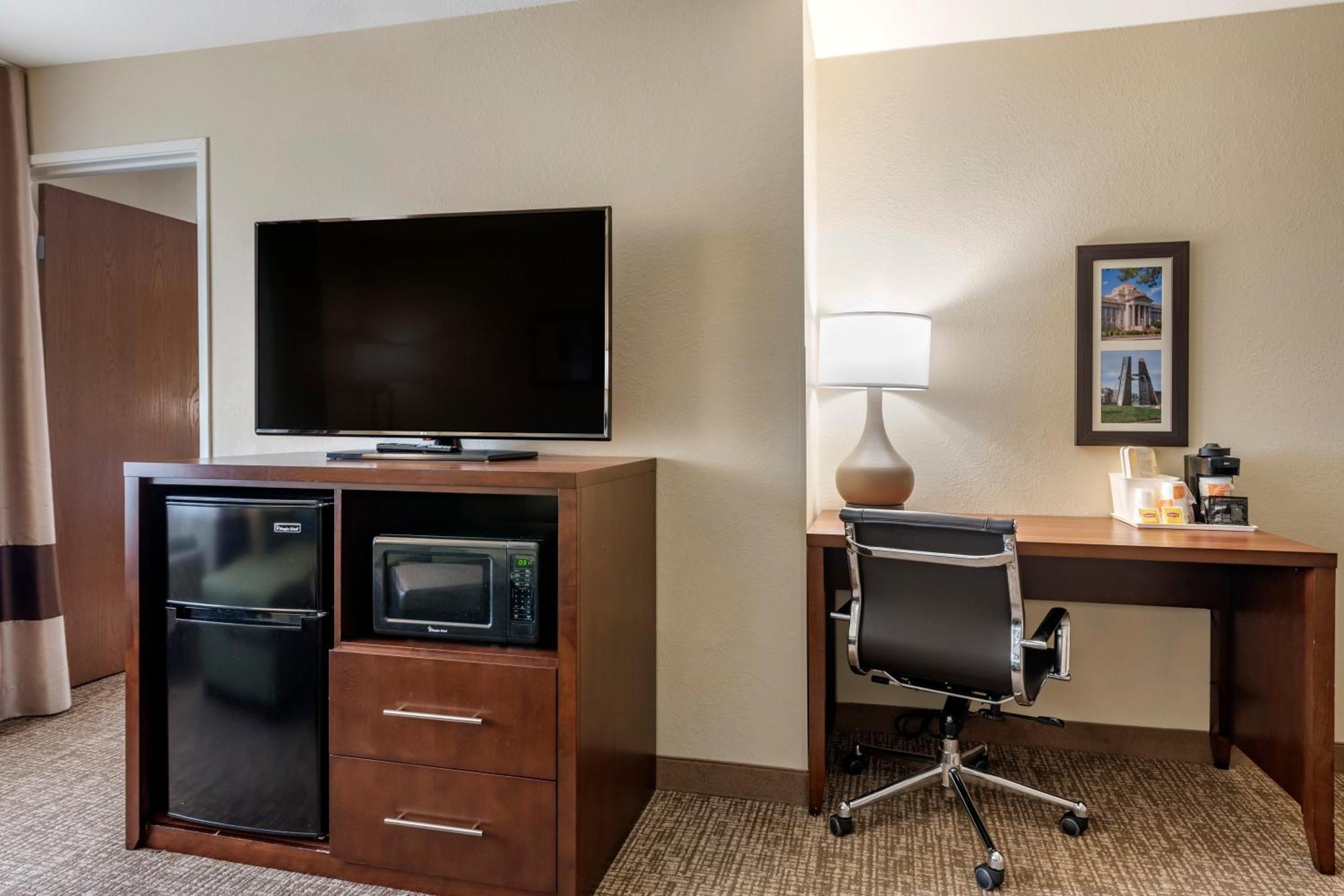 Comfort Inn & Suites Pueblo Esterno foto