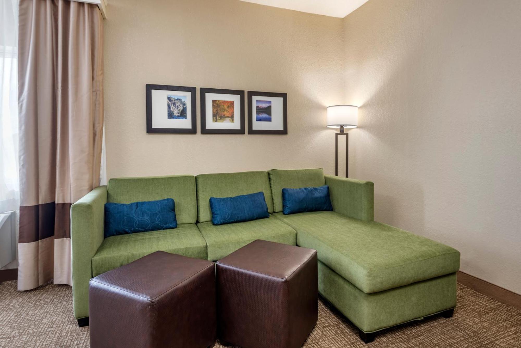 Comfort Inn & Suites Pueblo Esterno foto
