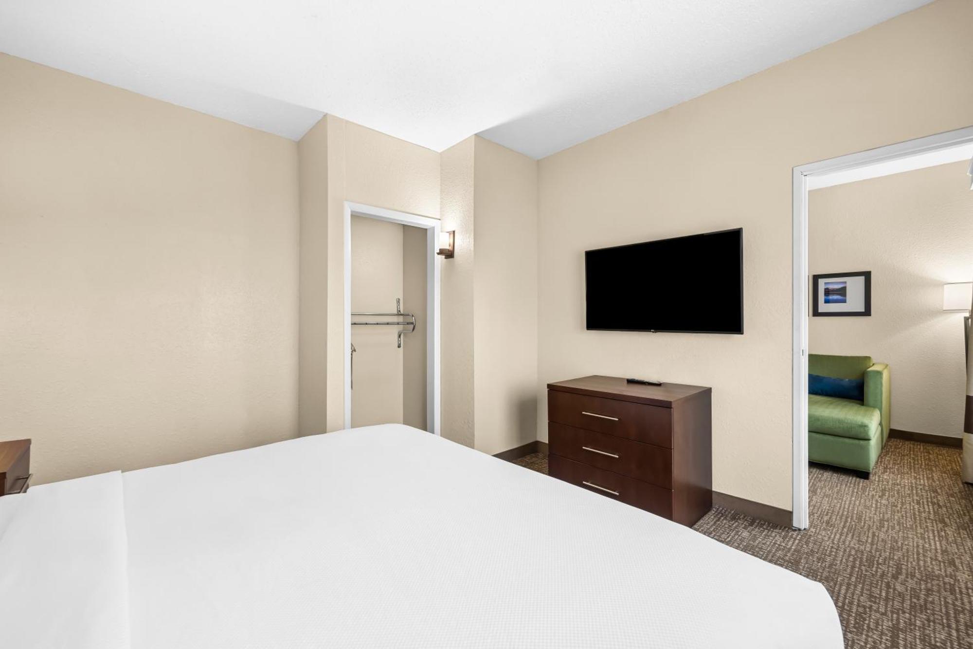Comfort Inn & Suites Pueblo Esterno foto