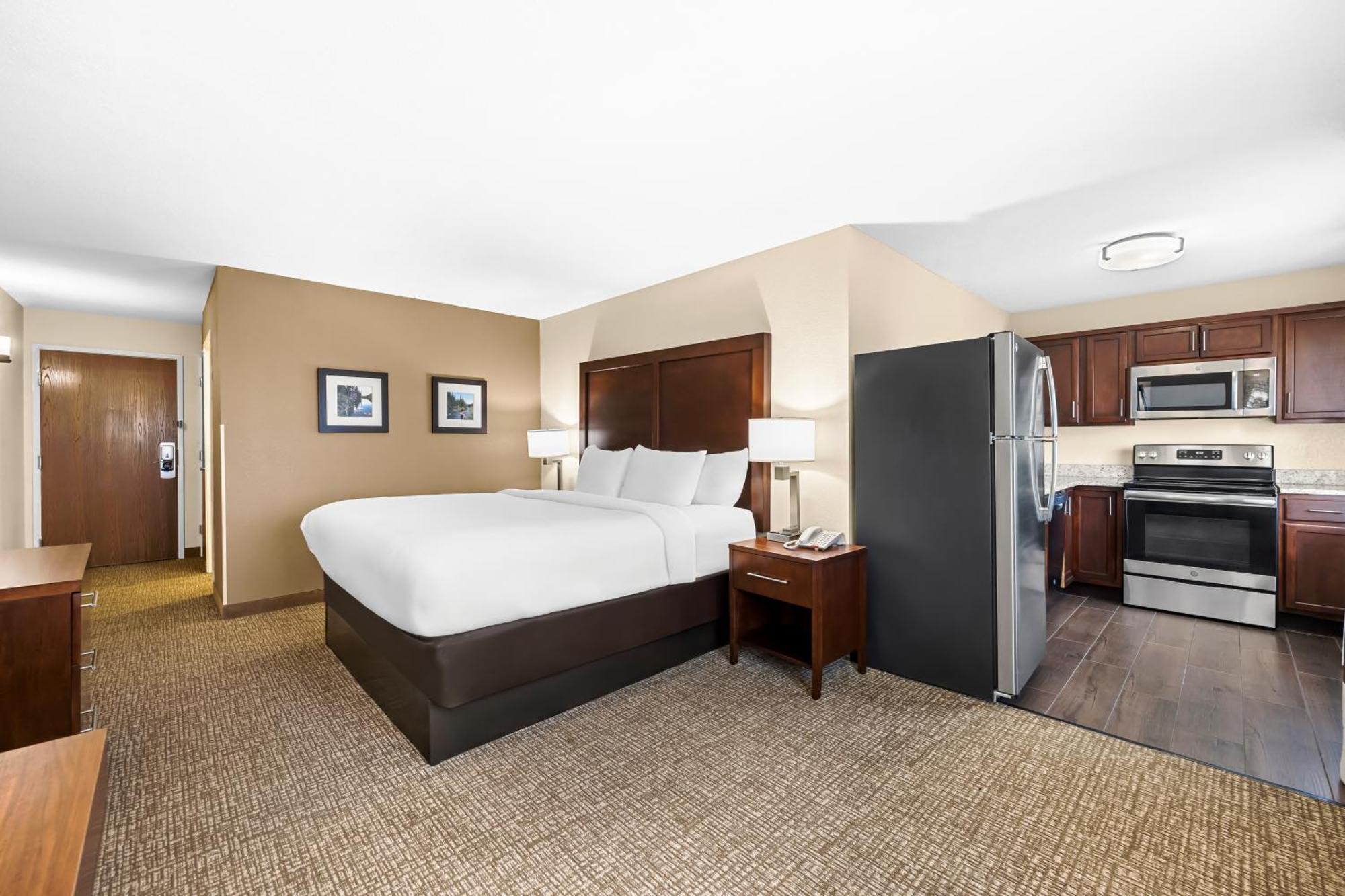 Comfort Inn & Suites Pueblo Esterno foto