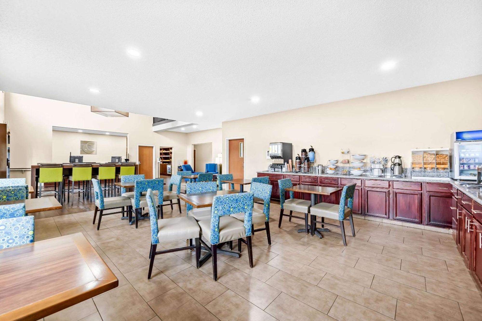 Comfort Inn & Suites Pueblo Esterno foto
