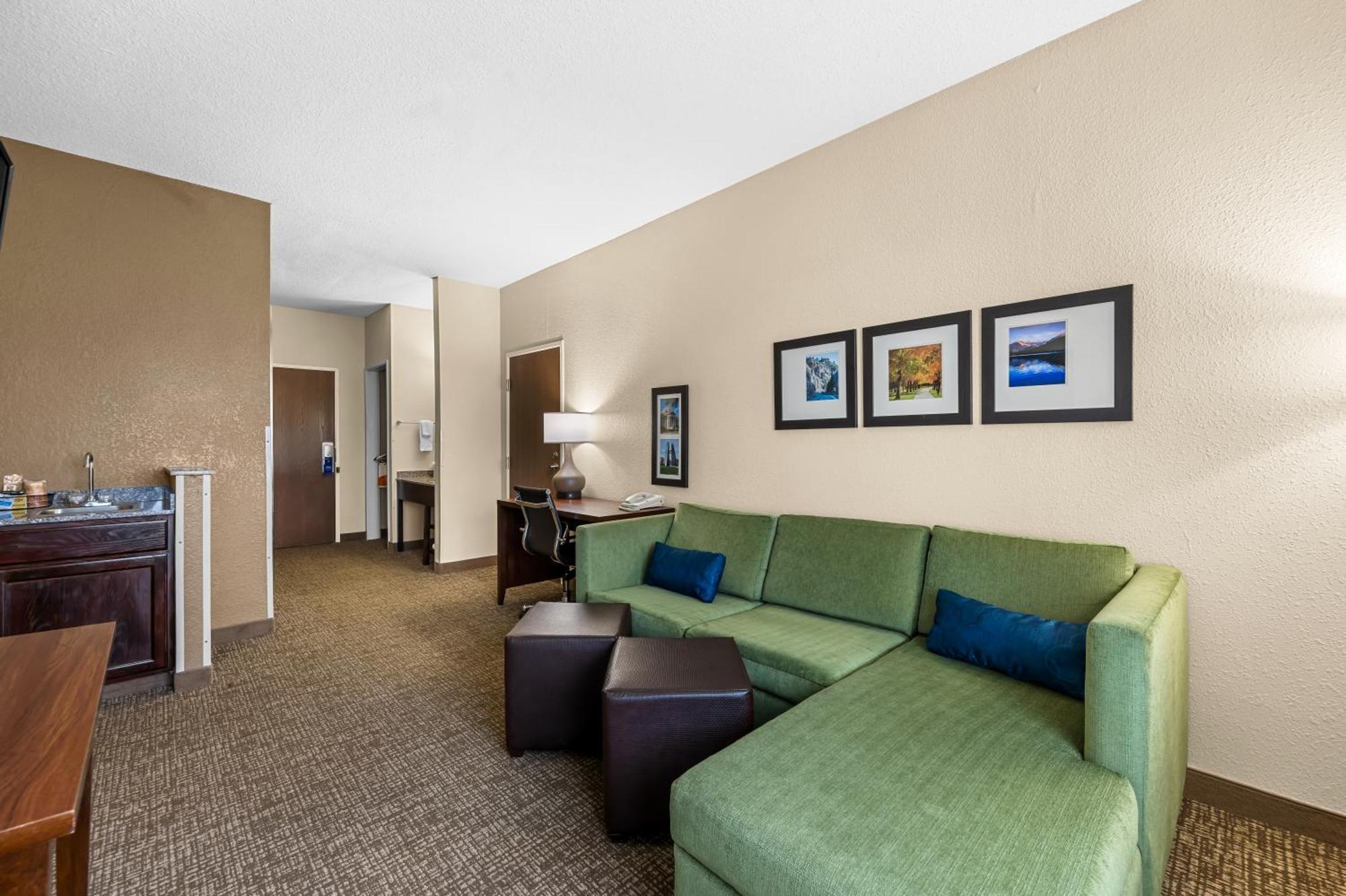 Comfort Inn & Suites Pueblo Esterno foto