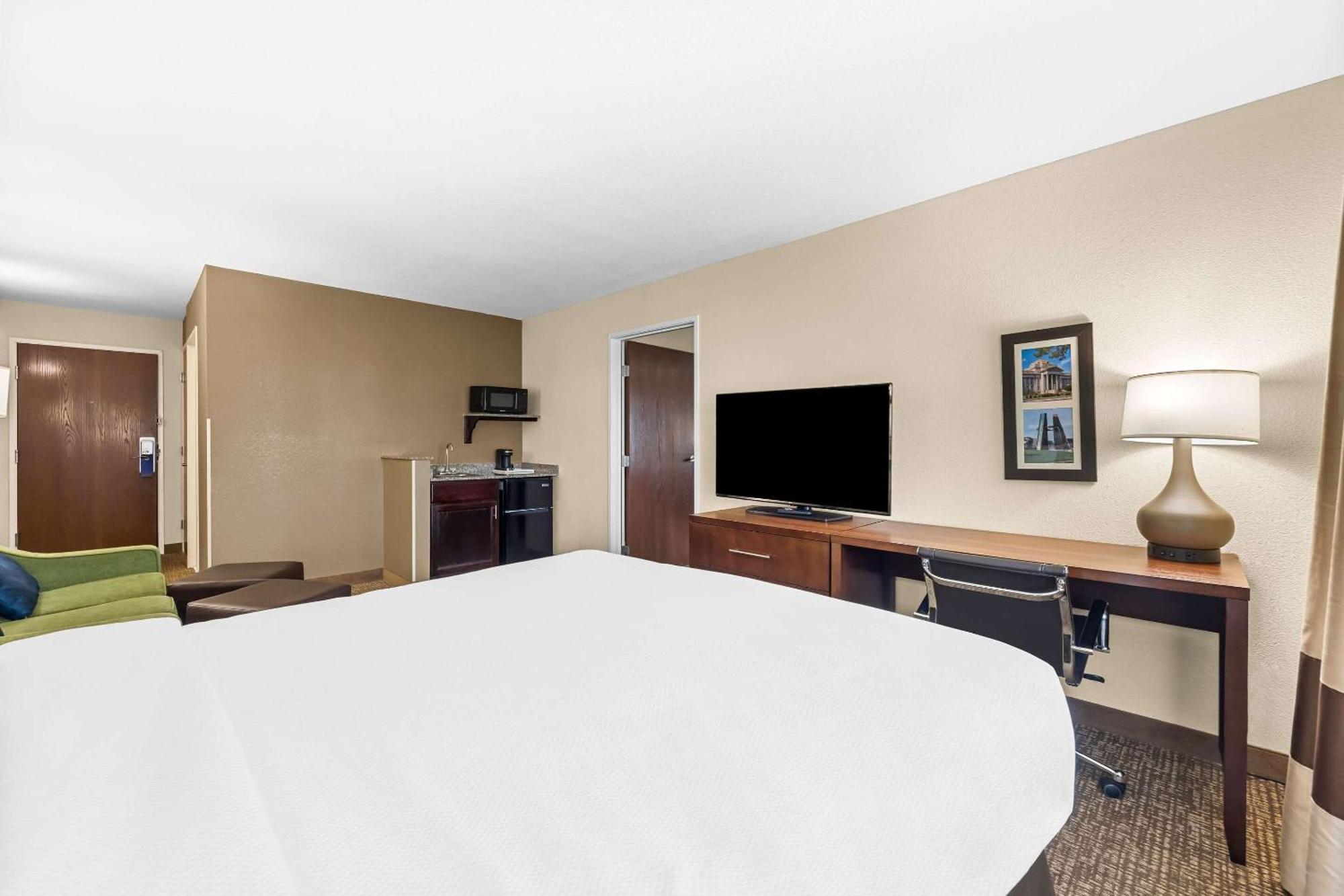 Comfort Inn & Suites Pueblo Esterno foto