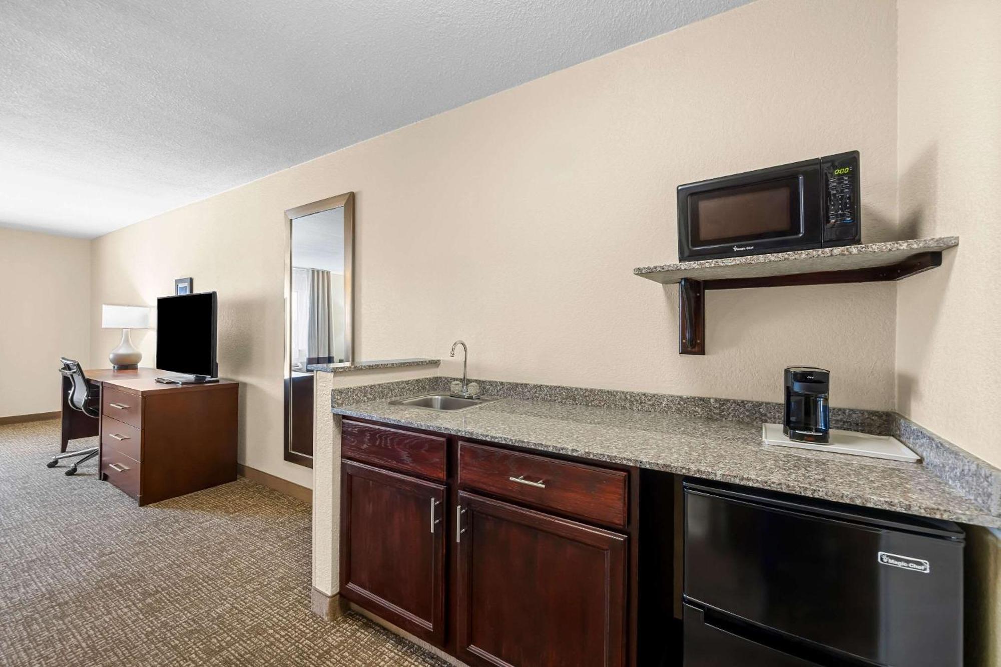 Comfort Inn & Suites Pueblo Esterno foto