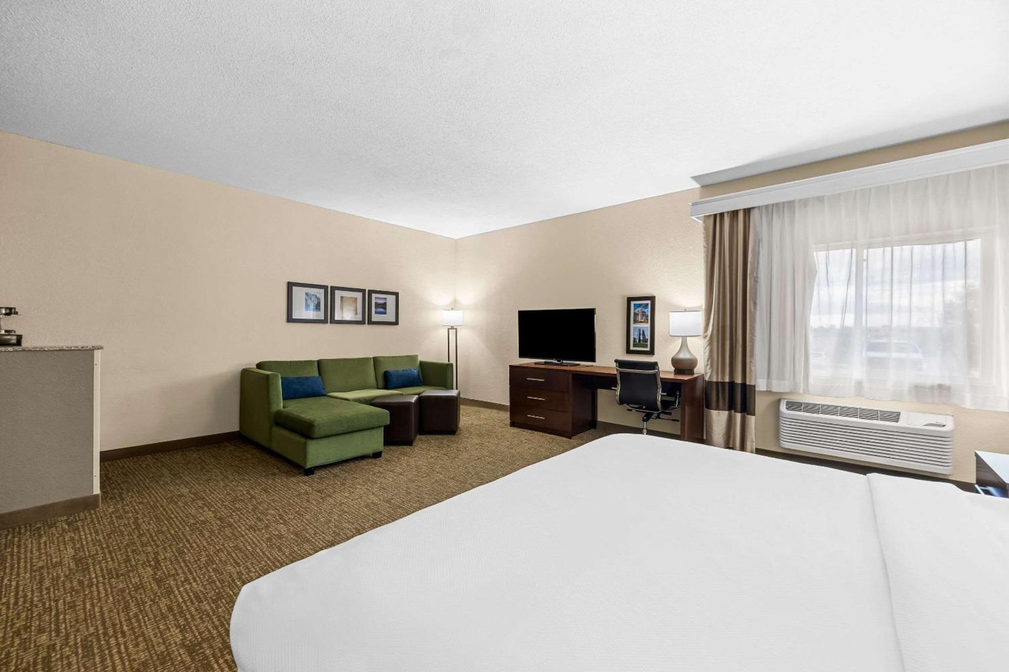 Comfort Inn & Suites Pueblo Esterno foto