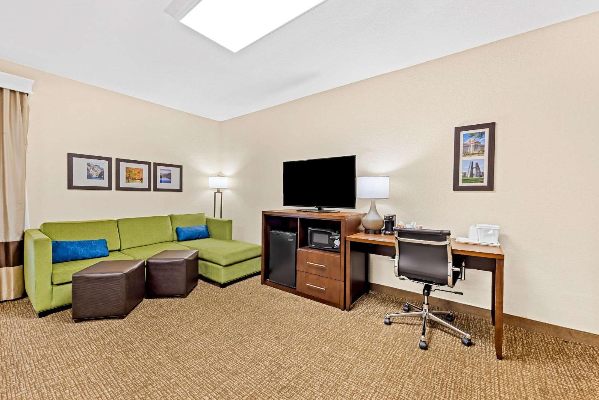 Comfort Inn & Suites Pueblo Esterno foto