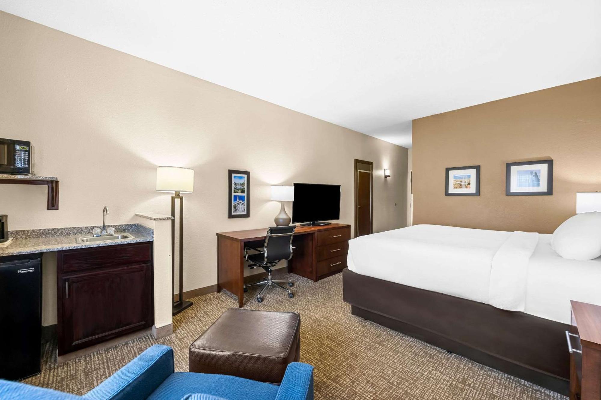 Comfort Inn & Suites Pueblo Esterno foto