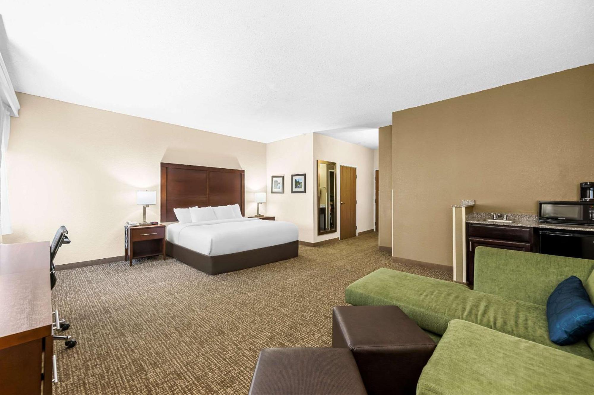Comfort Inn & Suites Pueblo Esterno foto