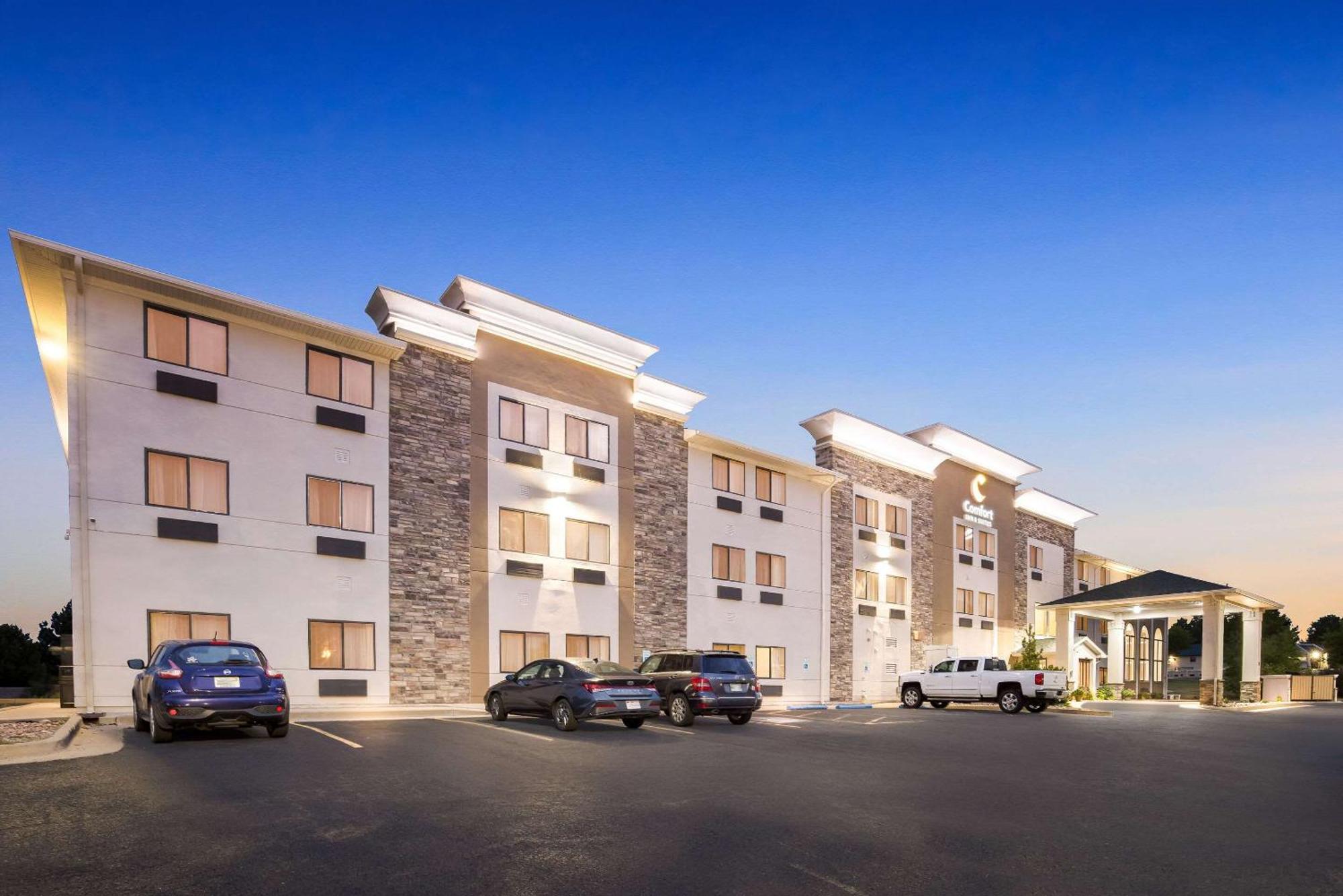 Comfort Inn & Suites Pueblo Esterno foto